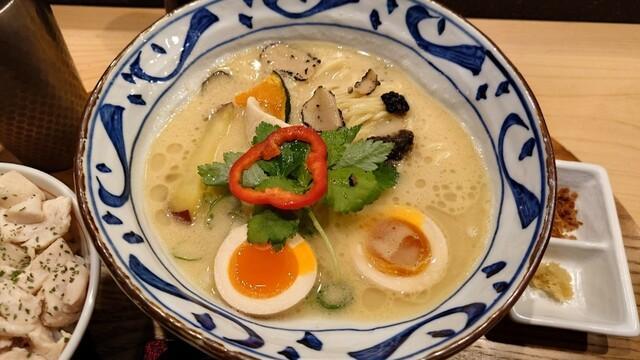 Ramen at 도쿄 중앙구 최고의 라멘, 긴자 카가리(Ginza Kagari): 미슐랭이 인정한 궁극의 토리파이탄 미학 in Tokyo, Chuo