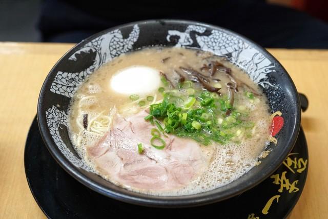 Ramen at 후쿠오카 하카타 최고의 라멘: 이 한 그릇에 담긴 미식의 여정, 하카타 잇코샤 in Fukuoka, Hakata