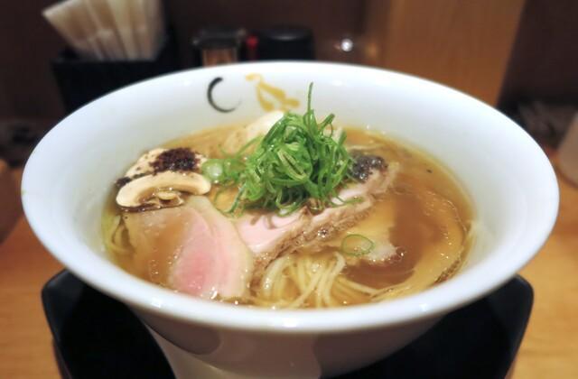 Ramen at 도쿄 신주쿠 최고의 라멘: 미슐랭의 별, 콘지키 호토토기스 쇼유 라멘 in Tokyo, Shinjuku
