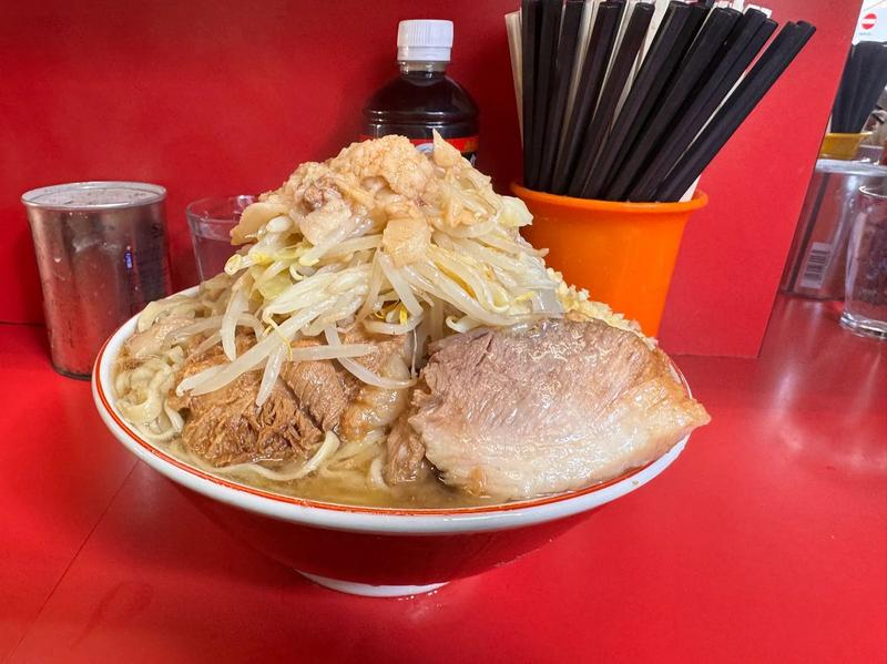 Ramen at 도쿄 미나토구 최고의 라멘(Best Ramen in Tokyo, Minato) - 라멘 지로 미타 본점: 전설의 시작과 지로리언의 성지 in Tokyo, Minato